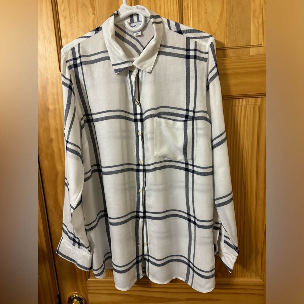 Ladies button up shirt. Size large